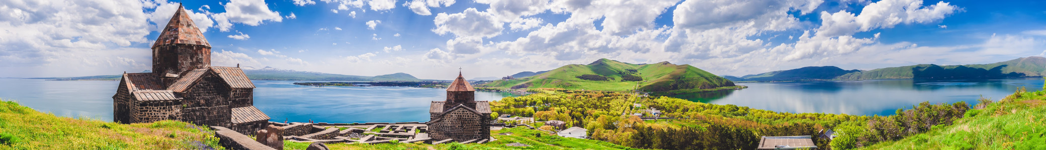 Monastère sur les rives du lac Sevan Monastère sur les rives du lac Sevan